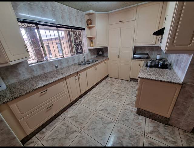 6 BEDROOM HOUSE FOR SALE IN LINMEYER